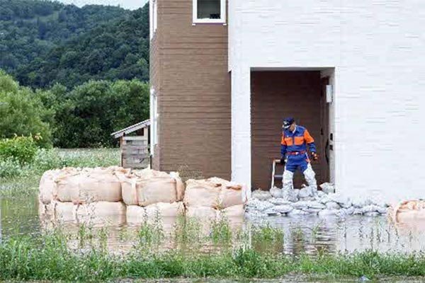 床下浸水被害住家への積み土のう工