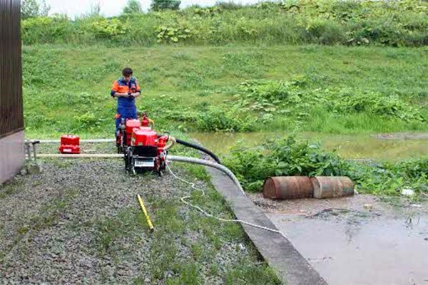 床上浸水被害住家への小型ポンプによる排水作業