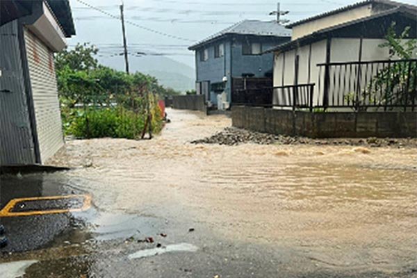 ①勅使地区 住宅敷地への浸水を防ぐため土のうを設置