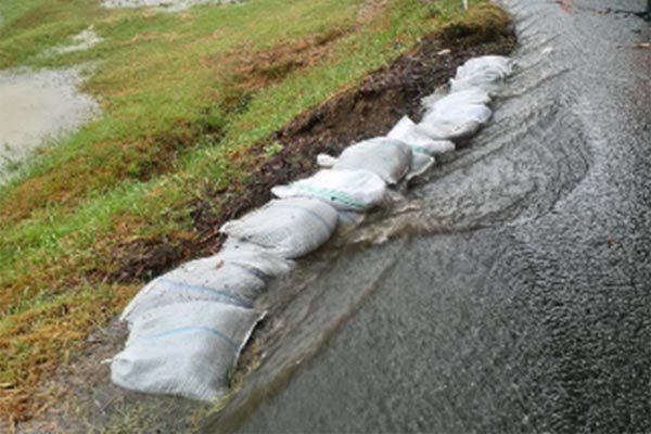 ②夜久野町直見地区 道路法面の洗堀を防ぐため土のうを設置