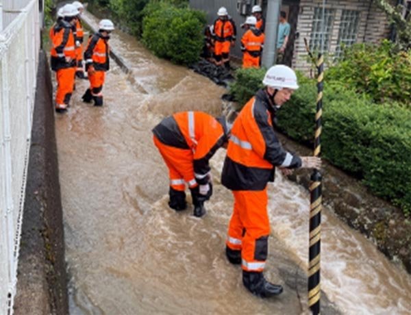 ③夜久野町額田地区 水路の越水を防ぐため土のうを設置