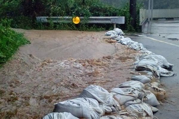 御油町筑前ケ谷付近の浸水被害 浸水防止のため積み土のう工を実施