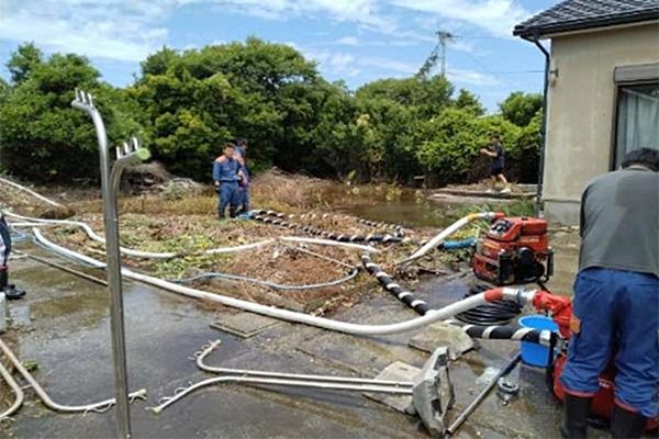 西山町地内　排水作業