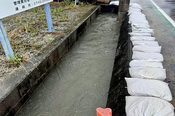 東室地区の道路冠水　積み土のう工