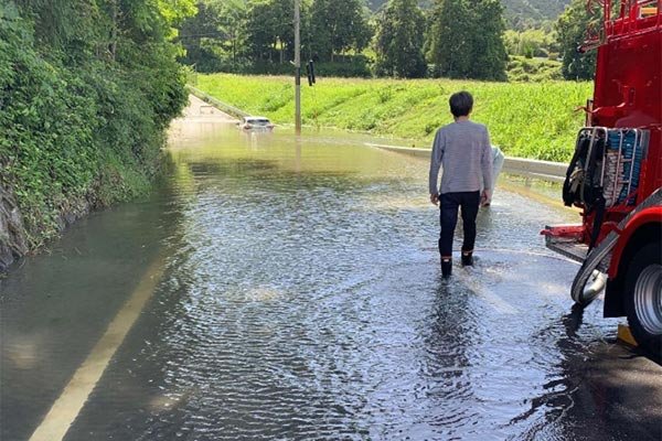 山田地区　道路冠水・排水作業