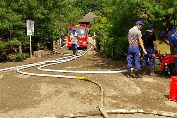 消防ポンプによる排水作業（内郷白水町地内）"