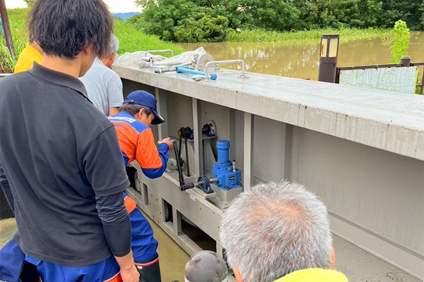 陸閘封鎖(塩田橋 静里町側)