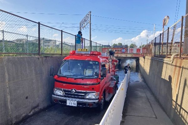 排水ポンプ車による排水作業