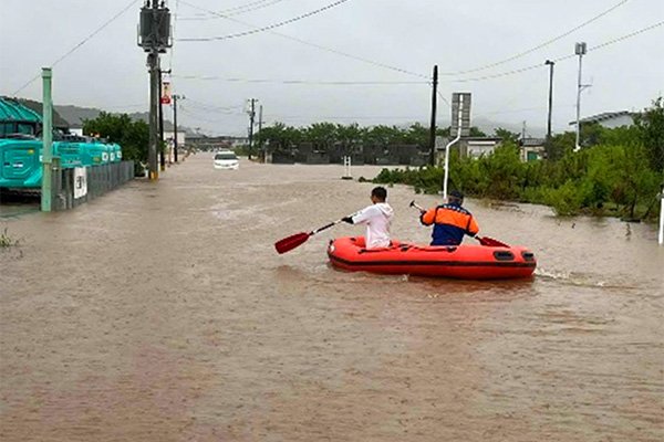 小島地区の浸水被害 ボートによる人命救助