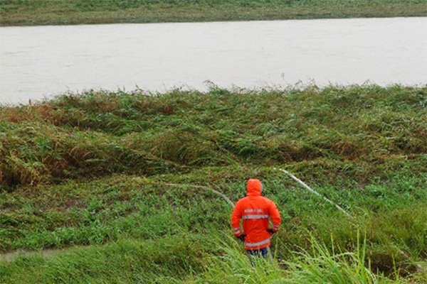 排水作業（御船川左岸）
