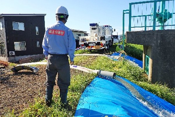 排水ポンプ車による排水作業
