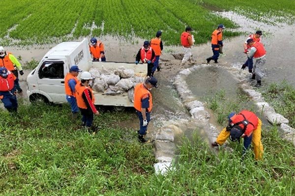 夏川堤防（居住地側）釜段工、月の輪工