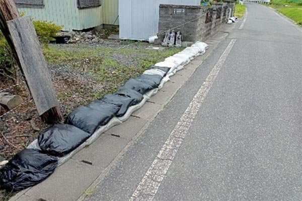 涌津字館地内内水氾濫土のう積み