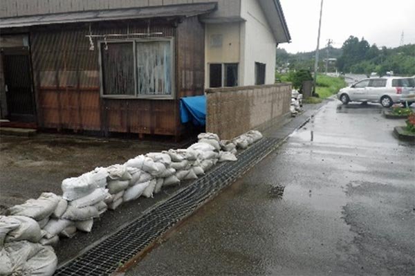 善川左岸（古舘橋周辺）土のう積み