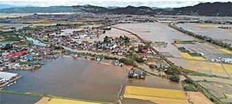 和田川（高畠町夏茂地内）浸水被害状況出典：山形新聞社