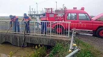 利根川付近（矢田部地内）排水作業