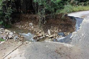 濁流により崩れた道路（西方町真名子地内）