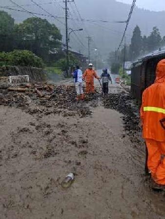 ④御岳地区の土砂撤去・交通誘導