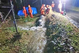 高井地区水路越水 積み土のう工