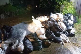 高井地区八木沢川氾濫　積み土のう工