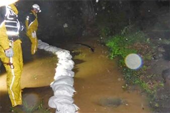 用水の溢水を積み土のうで対応