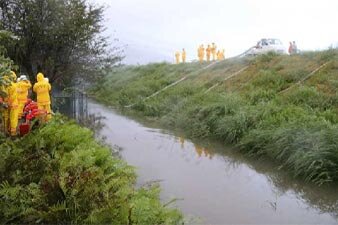 樽川右岸　内水の排水作業