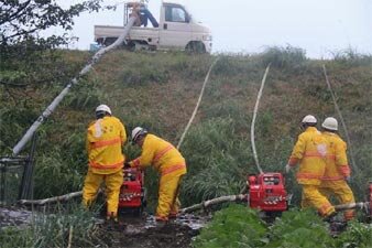 樽川右岸　内水の排水作業