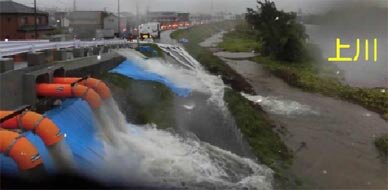 仮設ポンプから上川へ排水