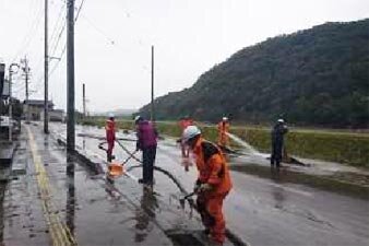 千曲川右岸（国分地区）越水後の洗浄作業