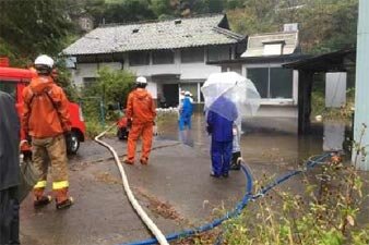 浸水被害宅の吸水作業