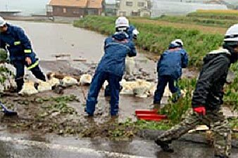 新張地区の浸水被害　積み土のう工