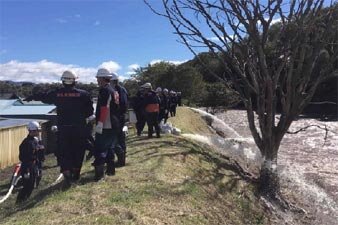 湯川への排水作業