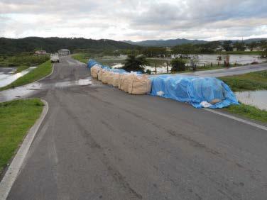 久慈川支川長内川（新開橋付近） 地元の建設業者による大型土のう積み