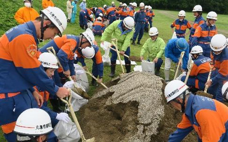 土のう作りの実技演習