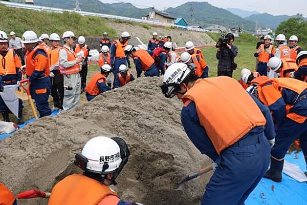 土のう作りの実技演習